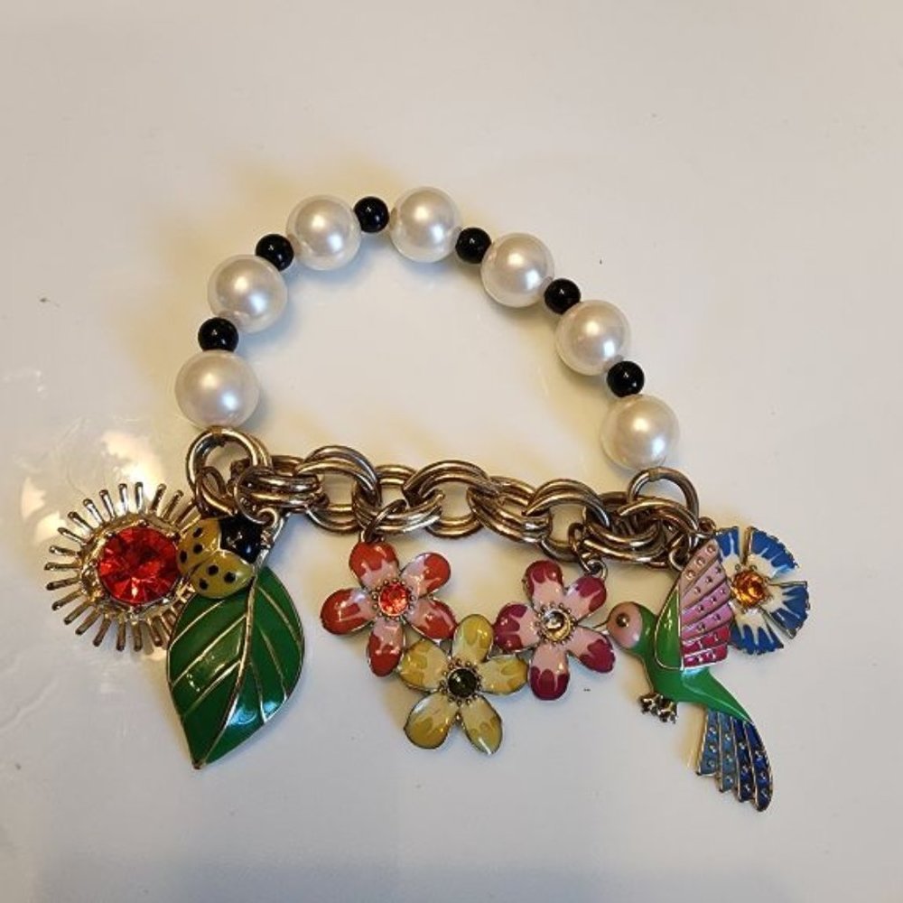 BETSEY JOHNSON CHARM AND PEARL BRACELET WITH HUMMINGBIRD BEE AND FLOWERS